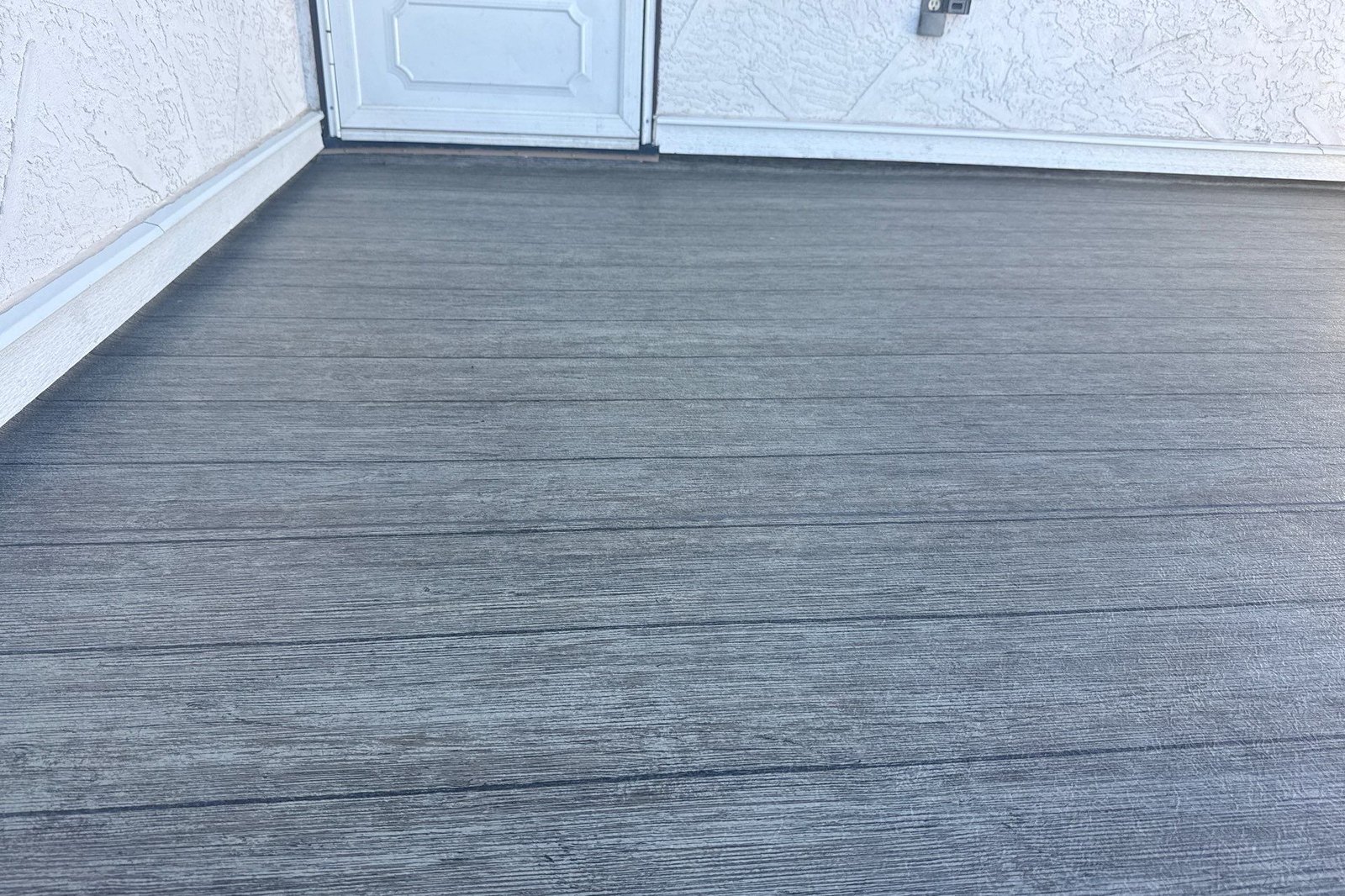Valordek Ash Plank vinyl deck membrane Vinyl deck membrane on a balcony - the repairable single-layer surface