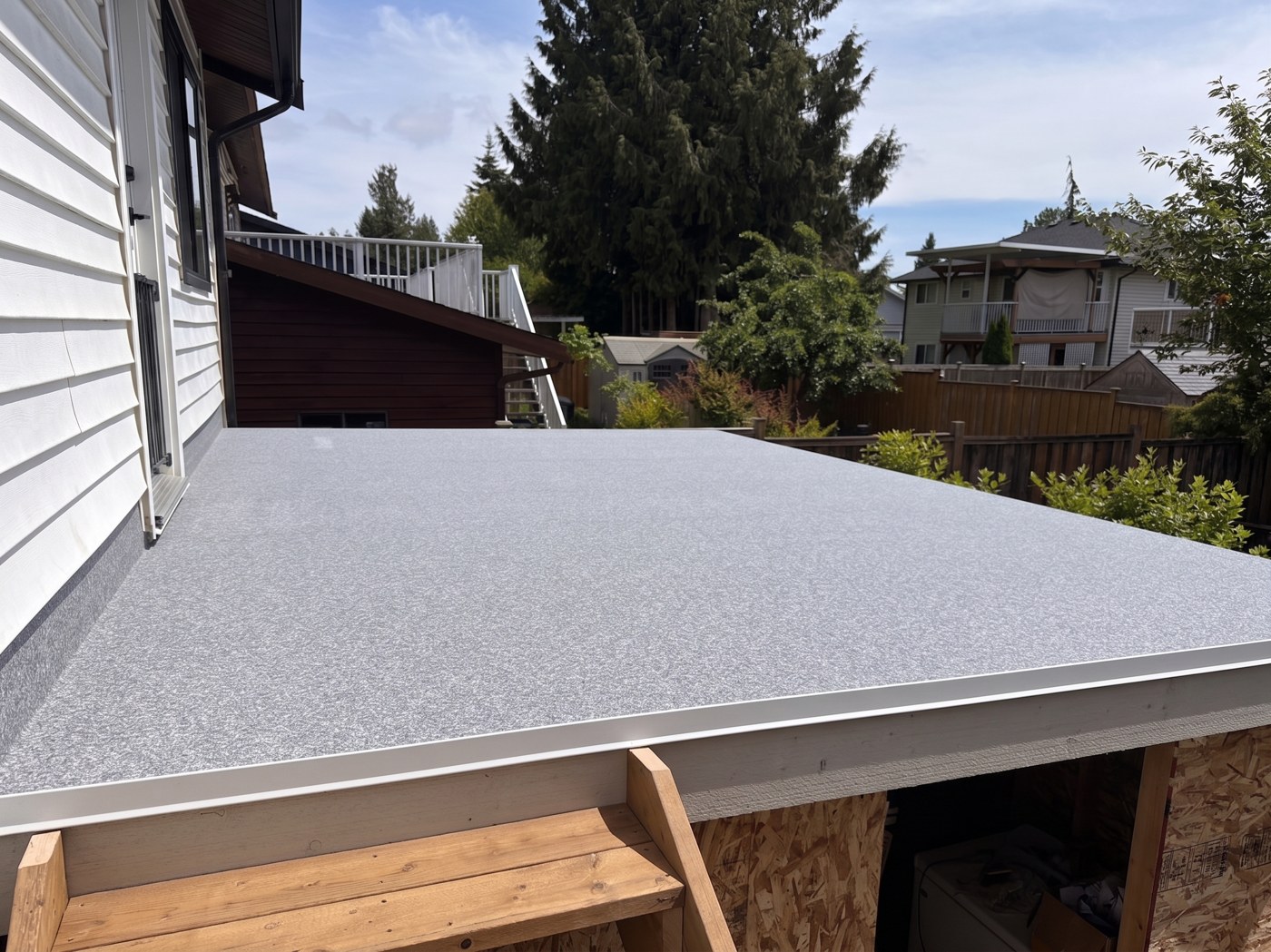 Raised sundeck sample scene from the Valordek deck visualizer showing grey speckle vinyl decking membrane
