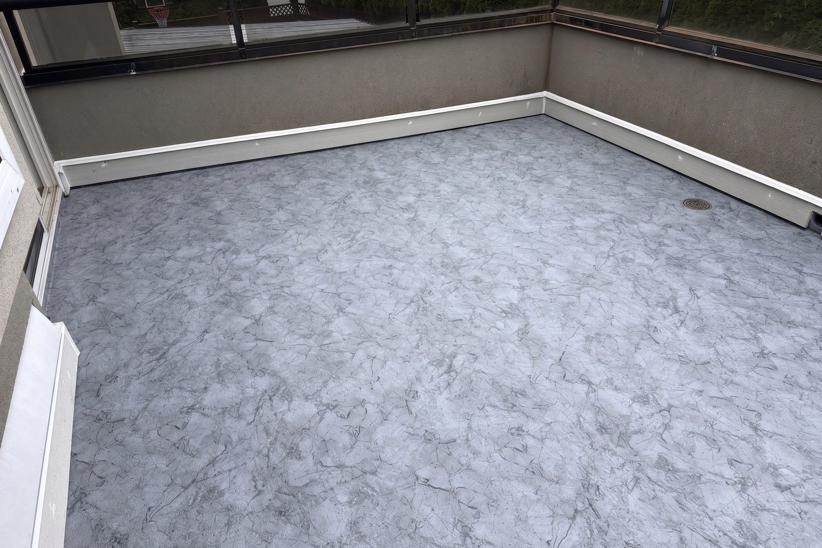 Valordek Marble Grey rooftop deck - single-layer waterproof surface Vinyl deck membrane on a rooftop deck over occupied living space
