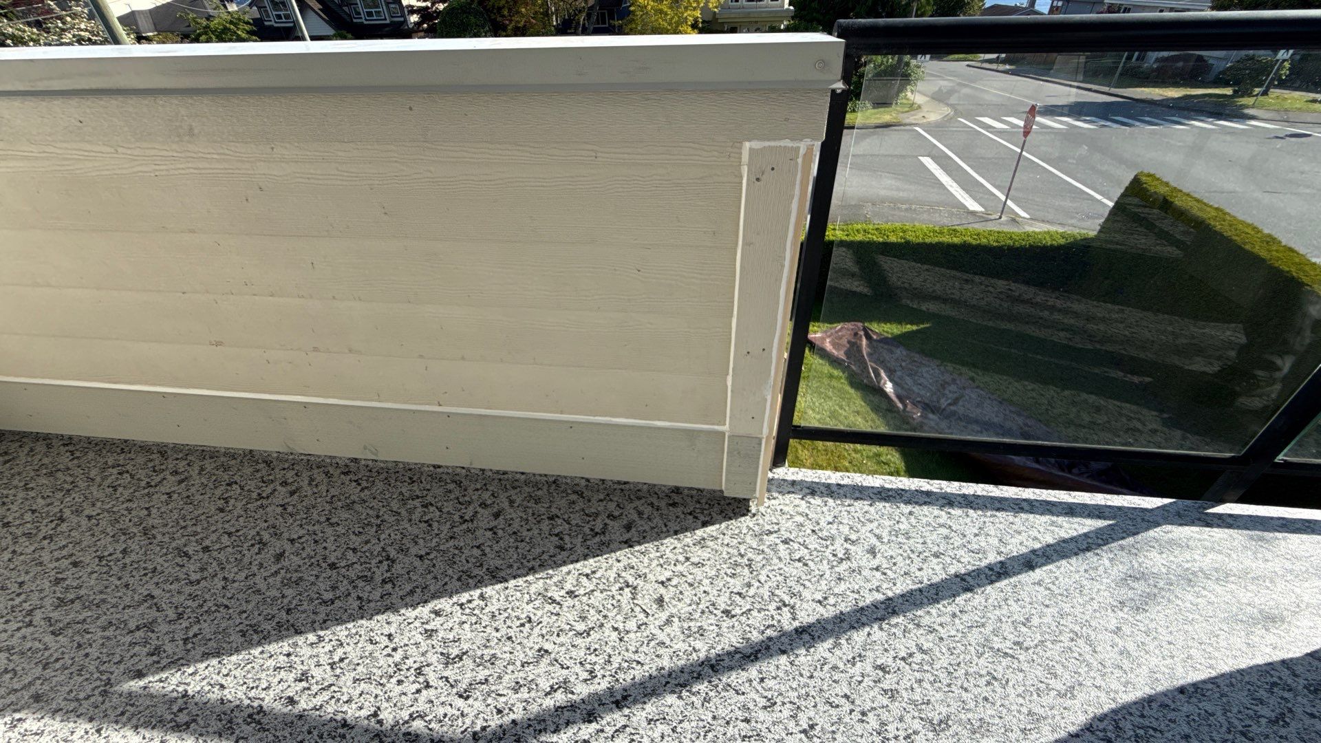 Valordek Madison Grey vinyl membrane on a balcony beside a solid wall and glass railing